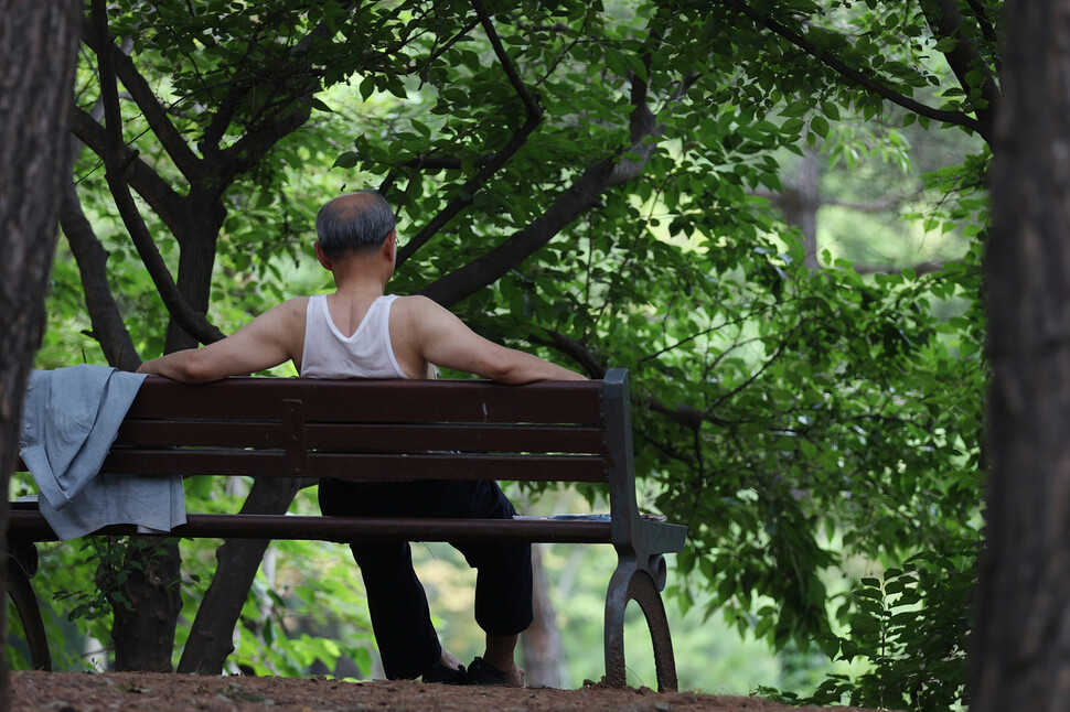 폭염이 이어진 지난 4일 오후 서울 서초구 몽마르뜨공원에서 한 시민이 나무 밑 벤치에 앉아 쉬고 있다. 연합뉴스