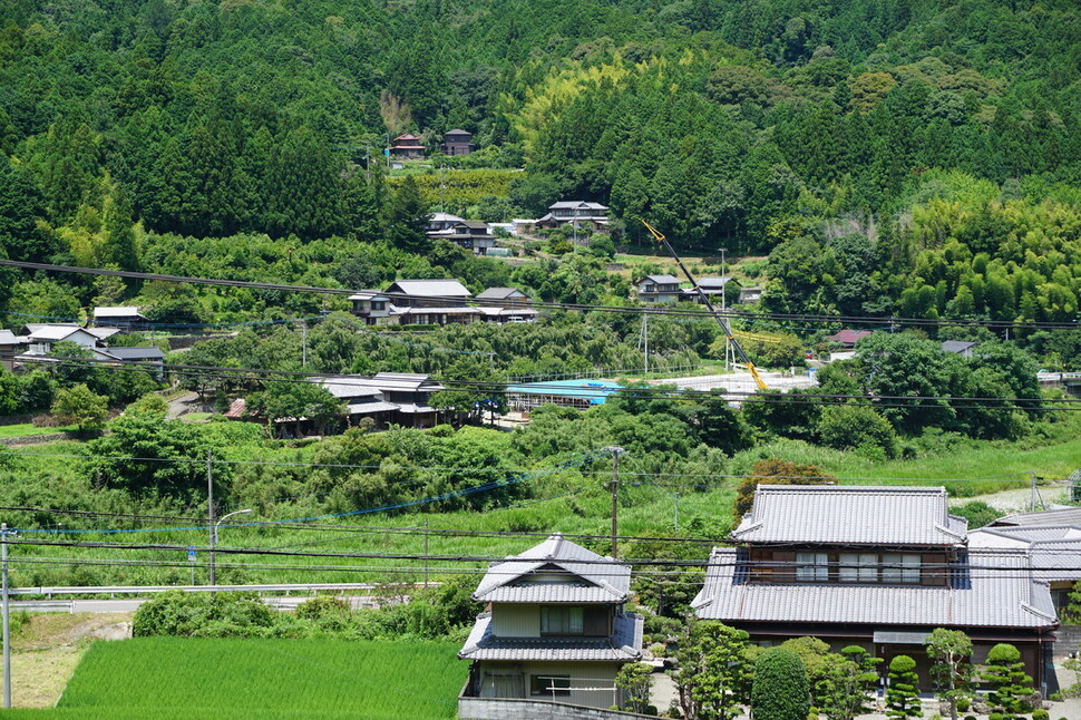 지난 7월20일 일본 도쿠시마현의 산골마을 가미야마 전경. 가미야마는 2030세대가 귀촌하는 마을로 유명하다. 이주자들을 위한 각종 시설 공사가 한창이다. 이춘재 기자