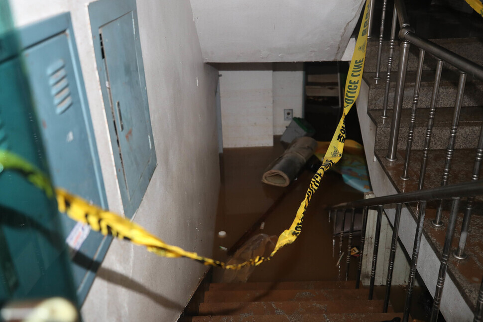 A view down the stairs of an apartment building in Seoul’s Gwanak District at which three people died when the torrential rains caused their semi-basement dwelling to flood on the night of Aug. 8. (Baek So-ah/The Hankyoreh)
