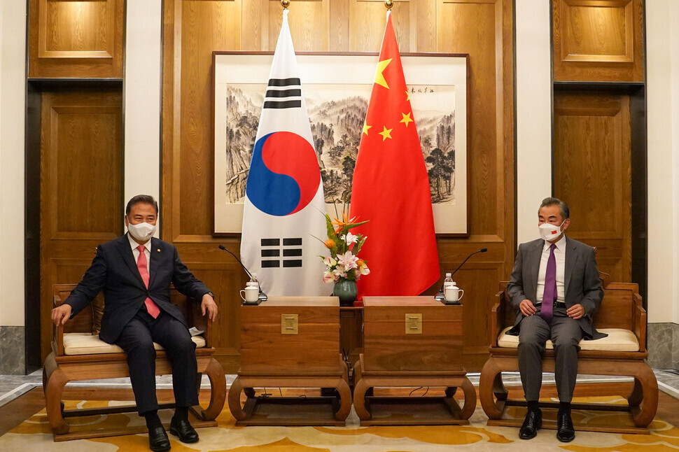 Foreign Minister Park Jin of South Korea speaks with his Chinese counterpart Foreign Minister Wang Yi on Aug. 9 in Qingdao, China. (courtesy MOFA)