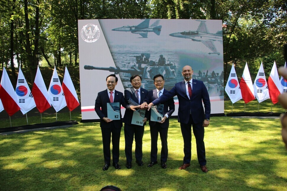 Representatives of the Polish government and South Korean defense contractors pose for a photo on July 27 after inking a framework agreement for the supply of FA-50 light combat aircraft, K2 tanks and K9 howitzers. From left to right are Hyundai Rotem President and CEO Lee Yong-bae, Korea Aerospace Industries President and CEO Ahn Hyun-ho, Hanwha Defense CEO Son Jae-il, and Sebastian Chwalek, the vice president of the Polish Armaments Group (PGZ) management board. (pool photo)