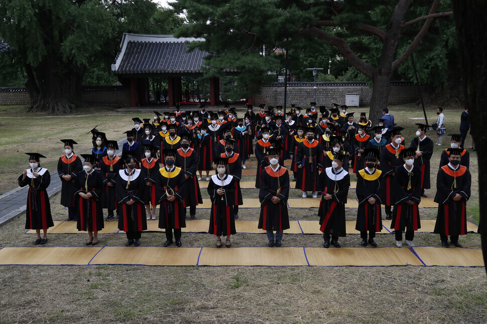 SKKU graduates take part in the “goyurye” ritual at Daeseong Hall, located inside the Humanities and Social Sciences Campus at Sungkyunkwan University in the Jongno District of Seoul, on Aug. 25.