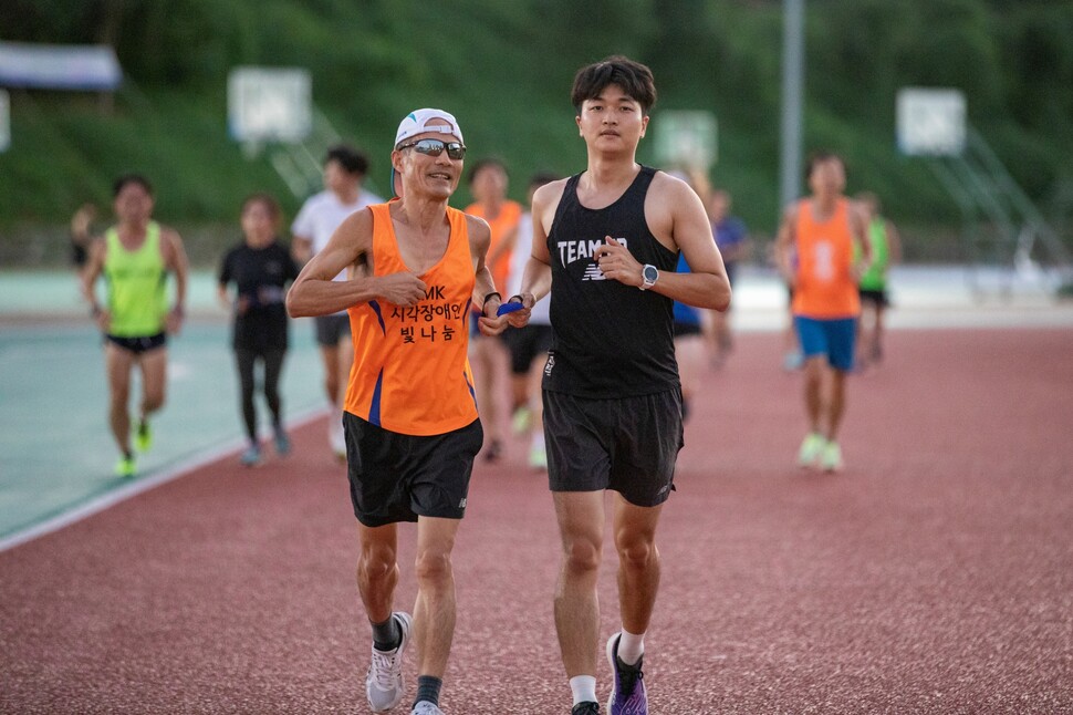 김승현 가이드러너(오른쪽)가 시각장애러너 김민범과 서울 서초구 반포종합운동장을 달리고 있다. 김진수 선임기자