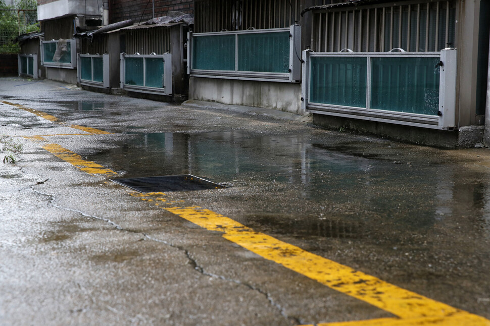 지난 30일 서울 관악구 신림동 주택가에 비가 내리고 있다. 김혜윤 기자