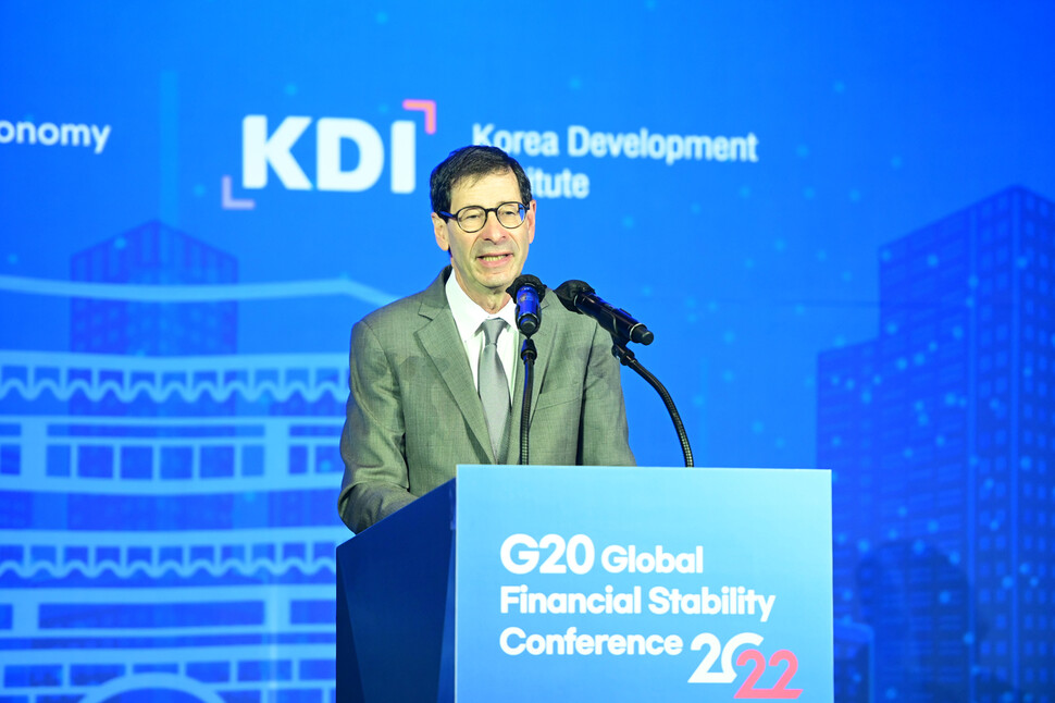 모리스 옵스펠드 미국 버클리 캘리포니아대(UC버클리) 교수가 21일 서울 중구 태평로2가 플라자호텔에서 열린 ‘주요20개국(G20) 글로벌 금융 안정 컨퍼런스’에서 기조 연설을 하고 있다. 한국개발연구원(KDI) 제공