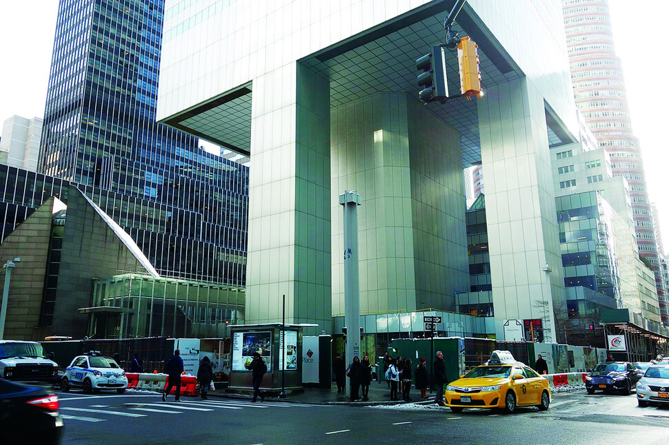 미국 뉴욕에 세워진 시티콥 센터(1974~1976). 기존 교회의 장소를 유지하기 위해 저층부를 비워, 도시의 ‘계획’을 앞세운 기존 모더니즘 건축과 달리 도시를 ‘객관적 체계’ 또는 ‘주어진 조건’으로 수용하고 적응하는 흐름을 보여준다.