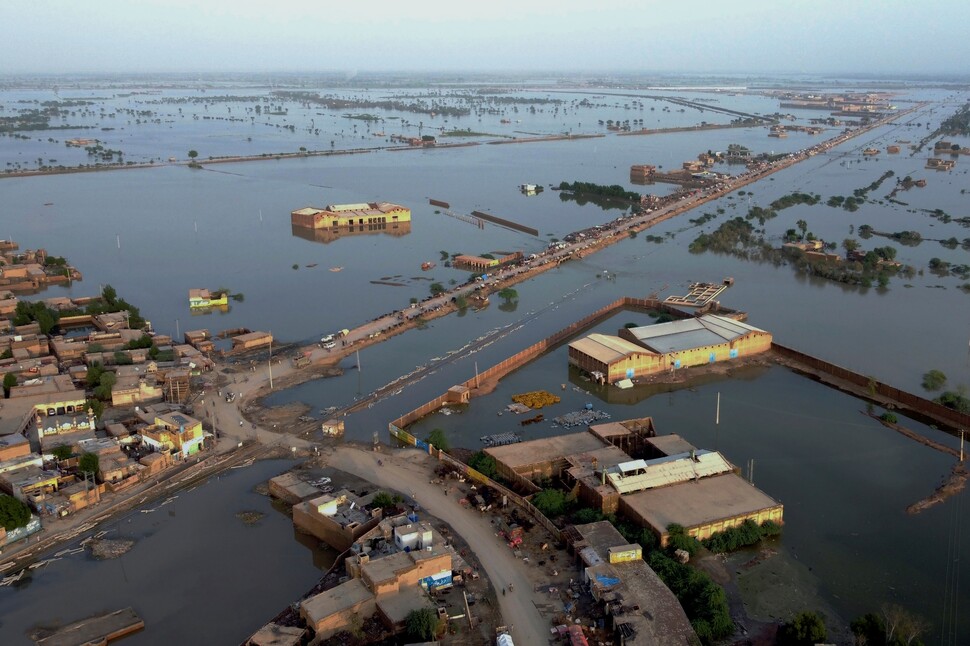 2022년 8월29일 파키스탄 남서부 발루치스탄주 소바트푸르의 집과 건물들이 홍수로 물에 잠겨 있다. AP 연합뉴스