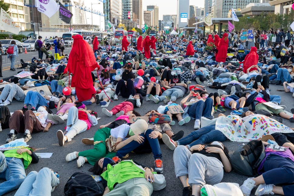 ‘924 기후정의행진’에 참가한 시민들이 서울 세종로 정부서울청사 앞 도로에 일제히 드러누웠다.