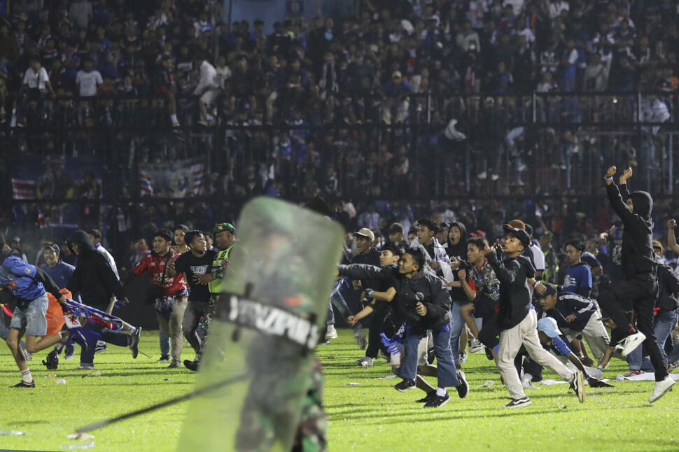 [영상] 인도네시아 축구장 관중 난입 진압하다 120명 이상 ‘압사’