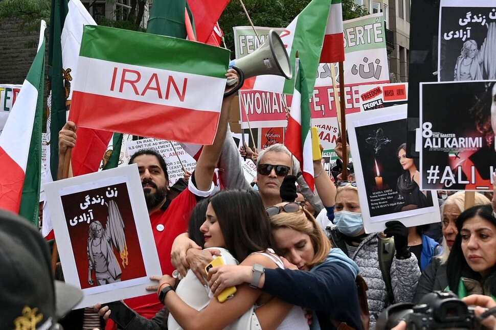 이란 최고지도자, 히잡 시위 “폭동” 규정…“미·이스라엘 공작”