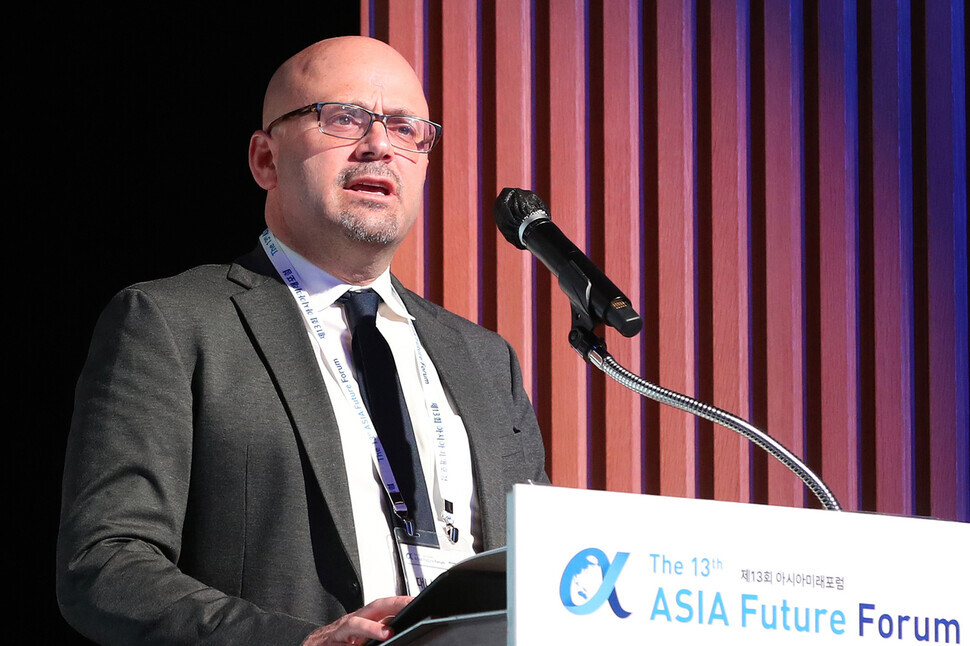 Daniel Ziblatt, a professor at Harvard University, delivers an address at the 13th Asia Future Forum, held in downtown Seoul on Nov. 10.