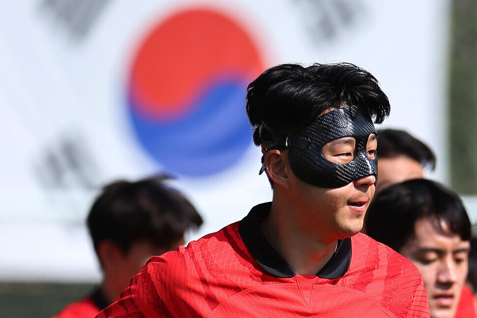 Son Heung-min, who will be playing for the Korean men’s team at the FIFA World Cup, warms up at the Al Egla training center in Doha, Qatar, on Nov. 16. (Kim Hye-yun/The Hankyoreh)