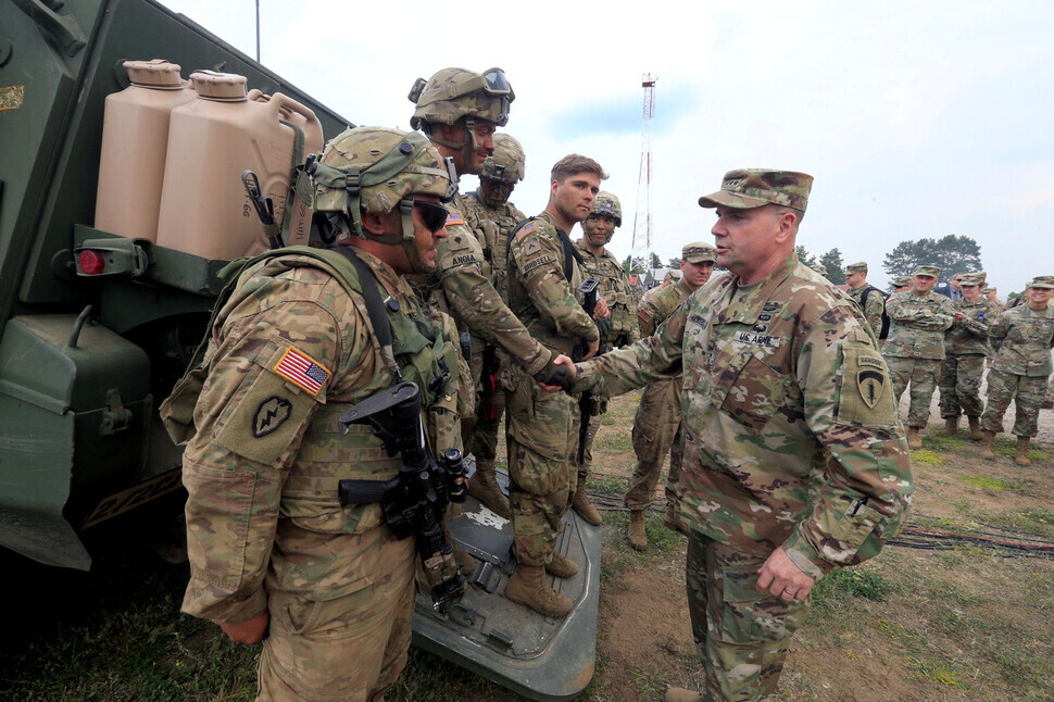 Hodges shakes hands with soldiers during the last day of the Saber Strike drill in Poland on June 16, 2017. (Reuters/Yonhap)