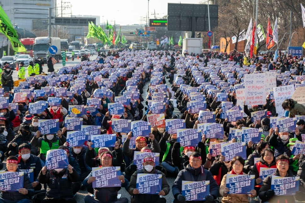 민주노총 소속 노동자들이 2022년 12월6일 경기도 의왕시 내륙컨테이너기지 주변 도로에서 연 ‘총파업·총력투쟁대회’에서 ‘윤석열 정부 노동탄압 분쇄!’라고 적힌 손팻말을 일제히 치켜들고 있다.