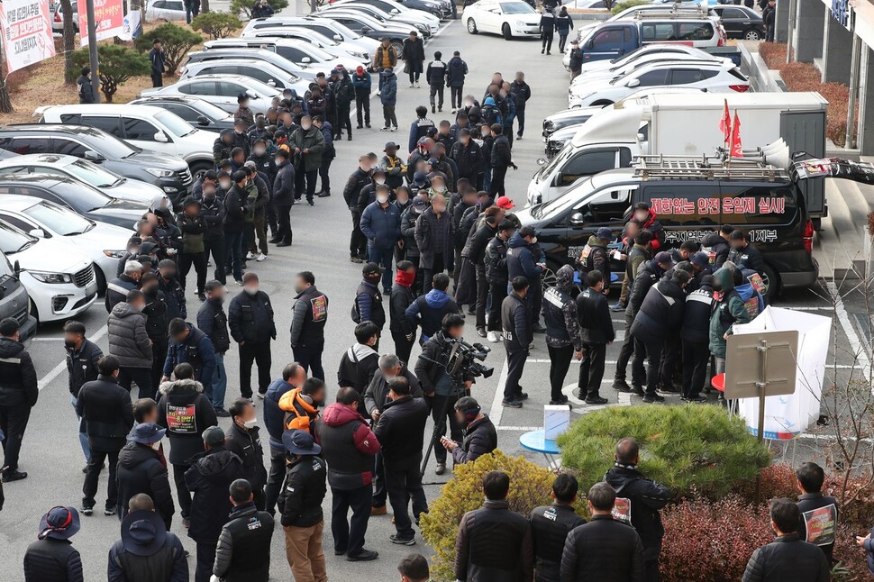 화물연대 광주본부 조합원들이 12월9일 광주 광산구 진곡화물공영차고지에서 총파업 종료 및 현장 복귀 찬반투표를 하고 있다.