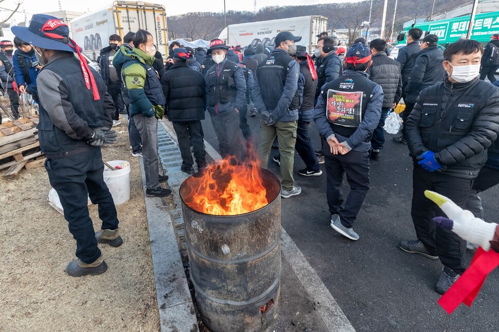 경기도 의왕시 화물연대 서울경기지역본부 마당에서 파업 농성 중인 노동자들이 영하의 날씨에 불을 쬐고 있다.