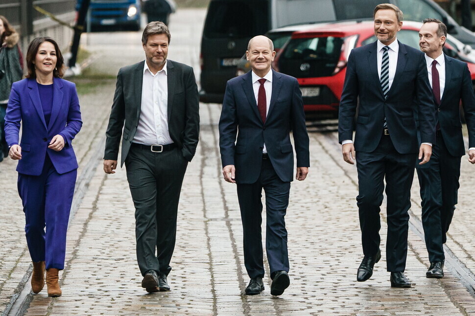 Germany’s traffic light commission, from Foreign Minister Annalena Baerbock (Greens), Federal Minister for Economic Affairs and Climate Action Robert Habeck (Greens), Chancellor Olaf Scholz (SDP), and Federal Minister of Finance Christian Lindner (FDP). (DPA/AP/Yonhap)