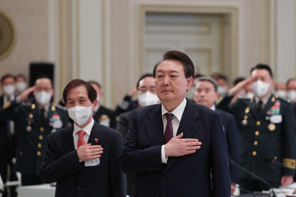 President Yoon Suk-yeol pledges allegiance to the South Korean flag ahead of a briefing on the Ministry of Foreign Affairs and Ministry of National Defense at the Blue House on Jan. 11. (courtesy of presidential office)