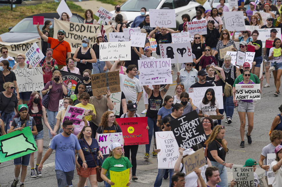 지난해 7월25일 임신중지권 보장을 요구하는 시위대가 미국 인디애나폴리스 주립 도서관 앞을 행진하고 있다. AP 연합뉴스