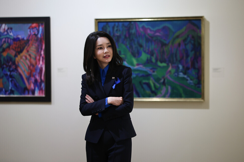 First lady Kim Keon-hee takes in art at the Kunsthaus Zürich in Switzerland on Jan. 19. (courtesy of the presidential office)