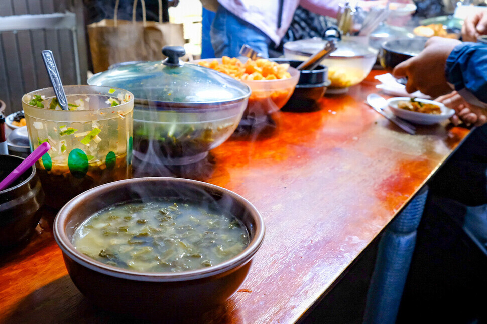 Shirakguk, a Tongyeong specialty made with radish greens, is a great hangover cure. (courtesy of Baek Mun-yeong)