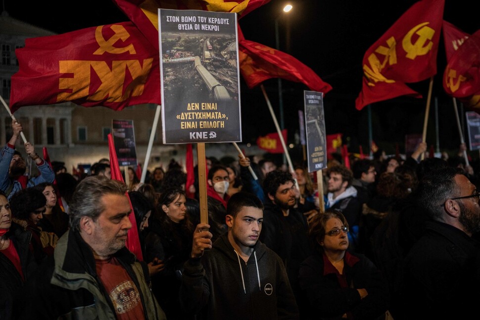 그리스 ‘열차 충돌 참사’에 분노의 시위…“사고 우연 아냐”