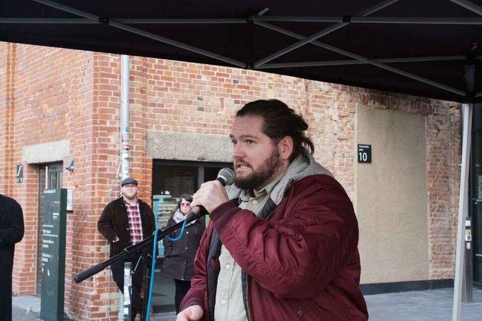 Tobias Schnoor, the previous president of the University of Kassel’s student council, speaks at a rally on March 15 condemning the removal of the Statue of Peace from the campus. (Noh Ji-won/The Hankyoreh)