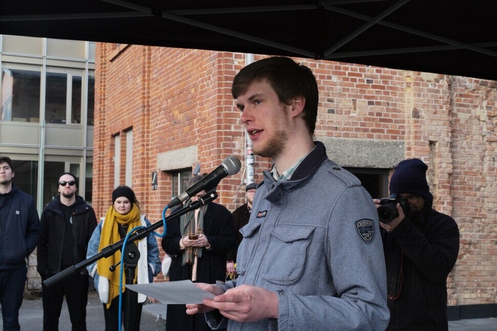 Sebastian Ehlers, the current president of the University of Kassel’s student council, speaks at a rally on March 15 condemning the removal of the Statue of Peace from the campus. (Noh Ji-won/The Hankyoreh)