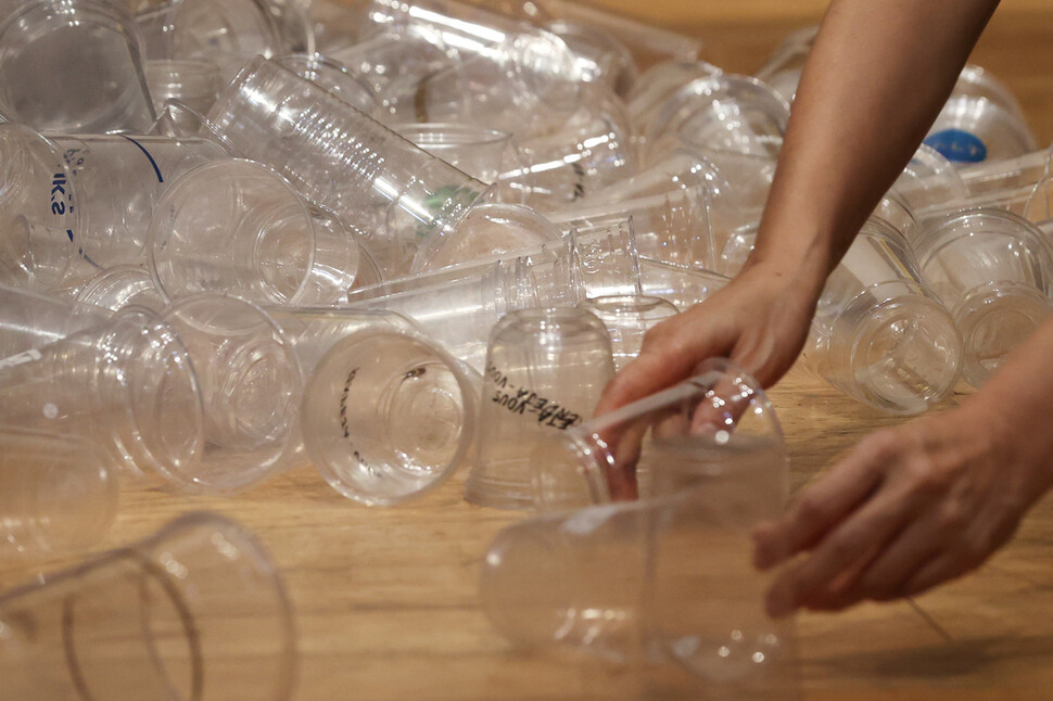 코로나19 팬데믹으로 플라스틱 사용량이 2017년에 견줘 2021년 사용량이 절반 이상 늘어난 것으로 나타났다. 커피전문점에서 사용하는 플라스틱 컵들. 연합뉴스