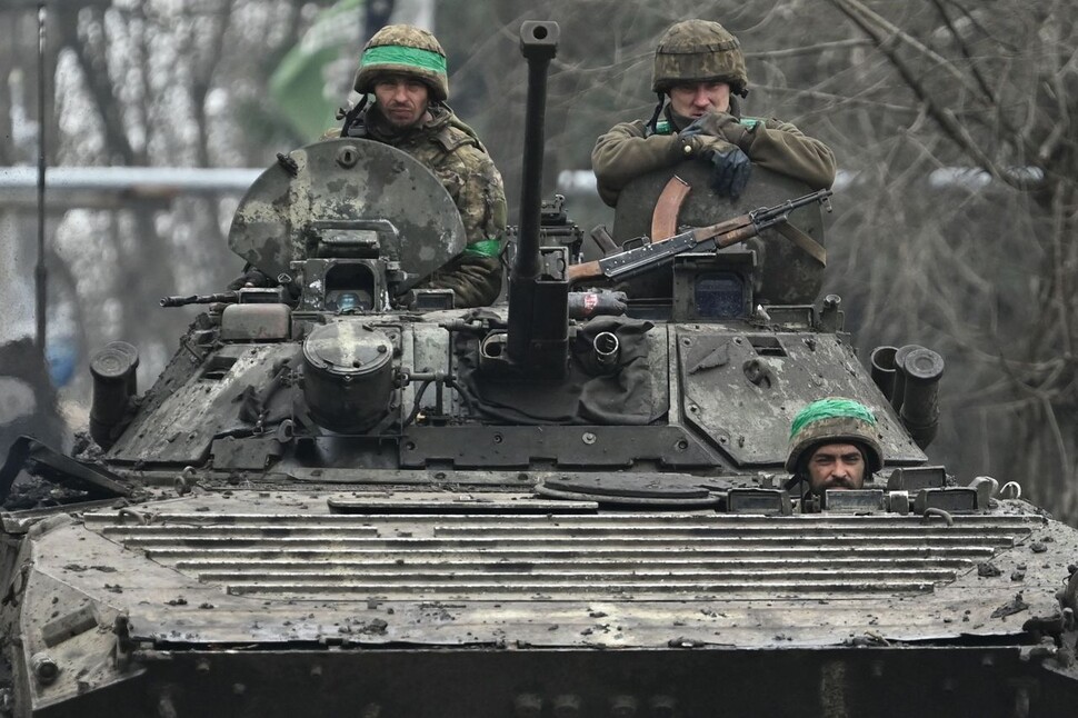 우크라이나 군인들이 도네츠크 바흐무트 부근의 한 길에서 러시아제 비엠피 보병전투차량을 타고 이동 중이다. AFP 연합뉴스