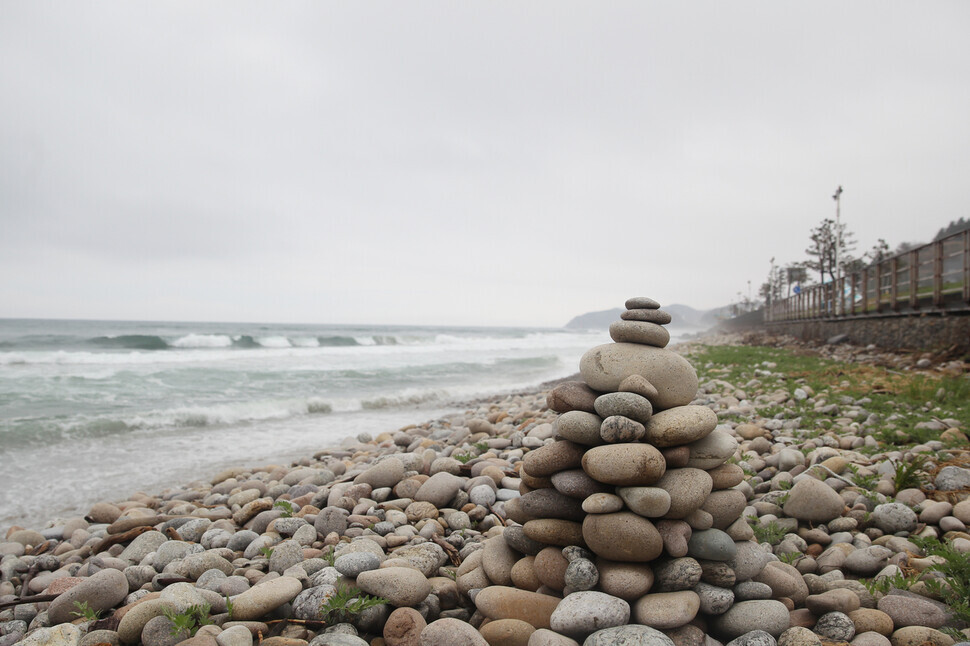 Stones piled by previous visitors dot the shore at Mongdol Beach in Cheongam. (Park Mee-hyang/The Hankyoreh)