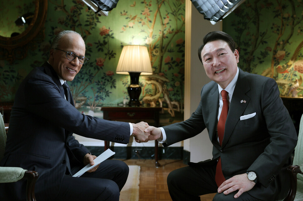 President Yoon Suk-yeol of South Korea shakes hands with NBC News anchor Lester Holt at the Blair House in Washington on April 24 following an interview. (courtesy of the presidential office)