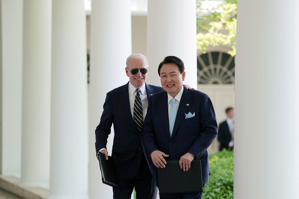 President Yoon Suk-yeol of South Korea walks with President Joe Biden of the US along a corridor of the White House after their summit on April 26. (Yonhap)