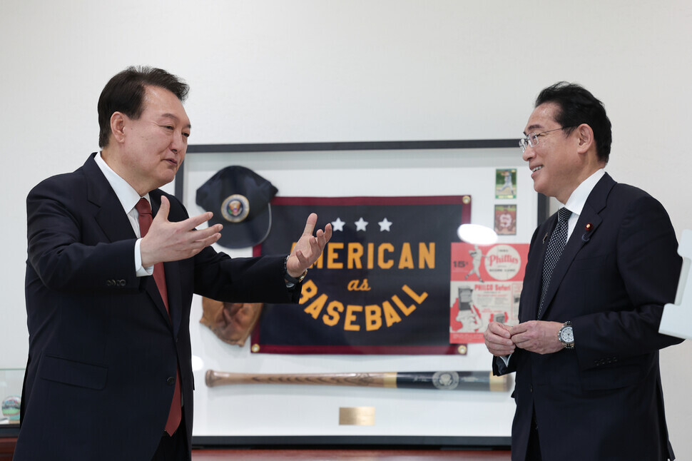 President Yoon Suk-yeol of South Korea speaks to Prime Minister Fumio Kishida of Japan on May 7 during the latter’s visit to South Korea. Behind them is a collection of vintage baseball memorabilia gifted to Yoon by US President Joe Biden. (courtesy of the presidential office)