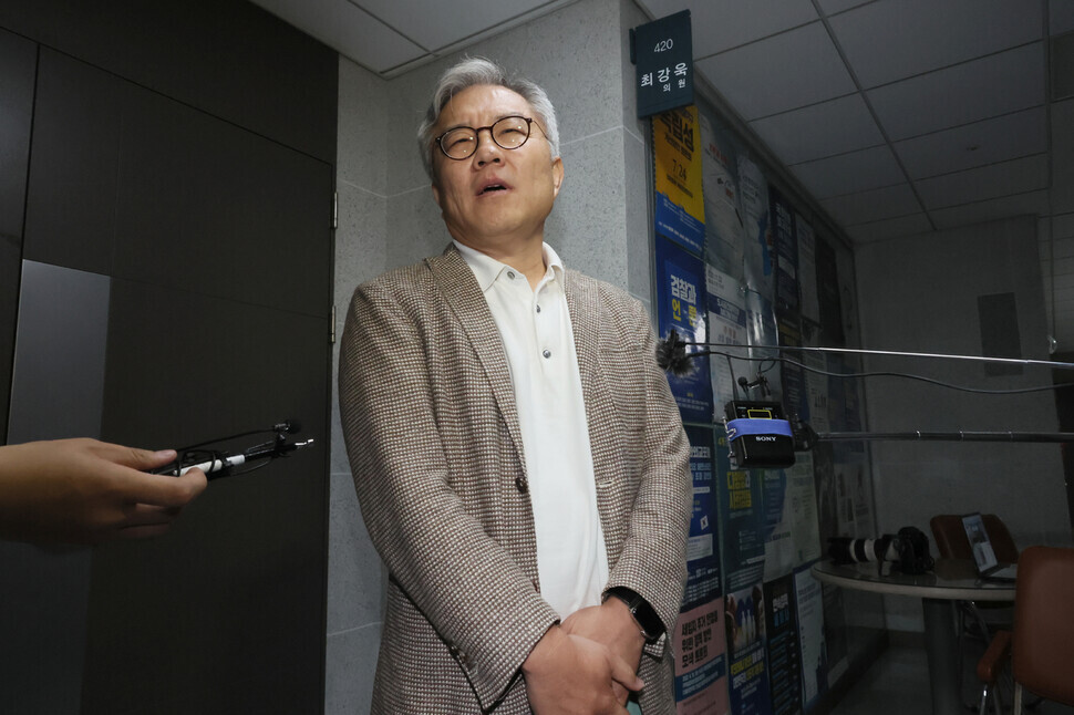 Choe Kang-wook, a lawmaker with the Democratic Party, takes questions from reporters outside his office at the National Assembly members building in Seoul on June 5, the same day that the Seoul Metropolitan Police Agency acted on a raid warrant on Choe for suspicions of leaking personal information of Justice Minister Han Dong-hoon. (Yonhap)