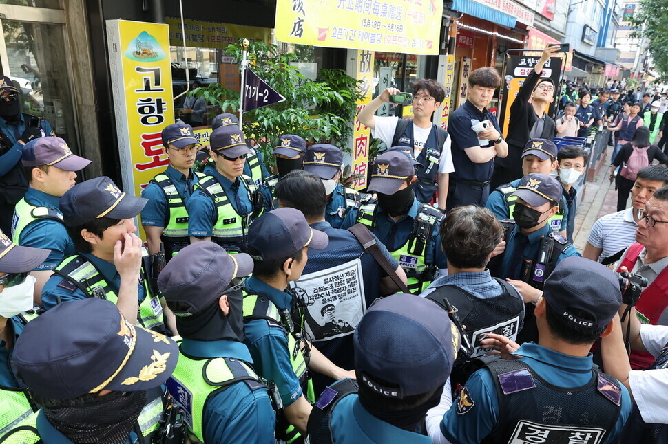 2023년 6월9일 오전 경찰이 서울 영등포구 건설노조 사무실 압수수색을 준비하는 가운데 한 노동자가 건물 안으로 들어가고 있다. 한겨레 백소아 기자