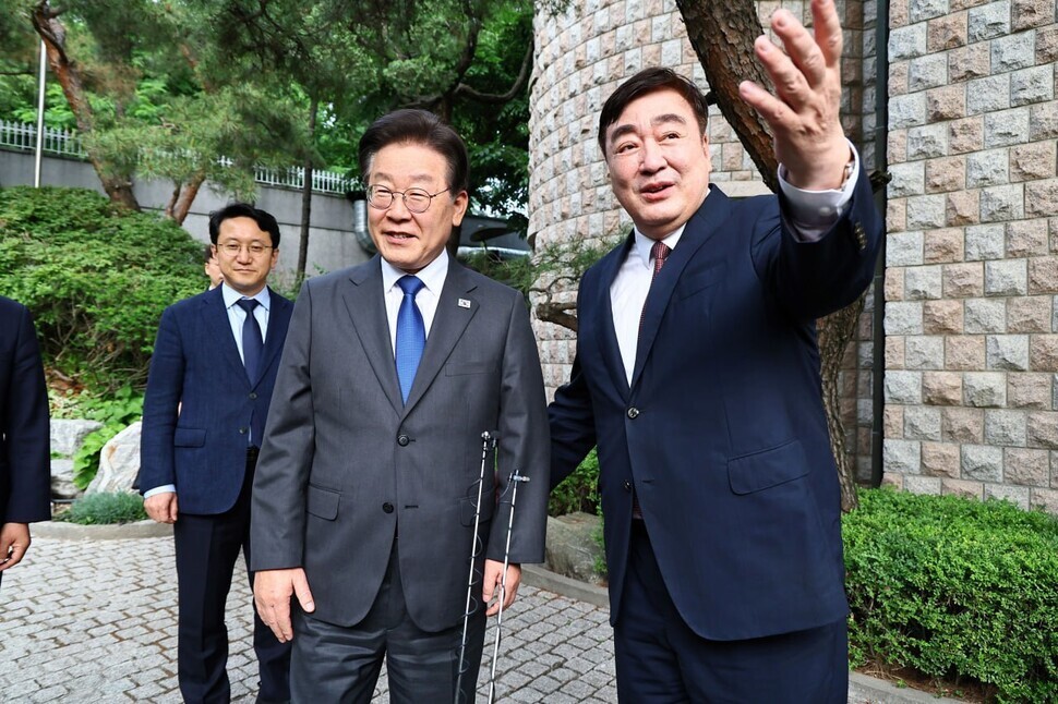 Lee Jae-myung (left), leader of the Democratic Party of Korea, walks with Ambassador Xing Haiming, China’s representative in Korea, at the Chinese Embassy in Seoul’s Seongbuk District on June 8. (National Assembly pool photo)