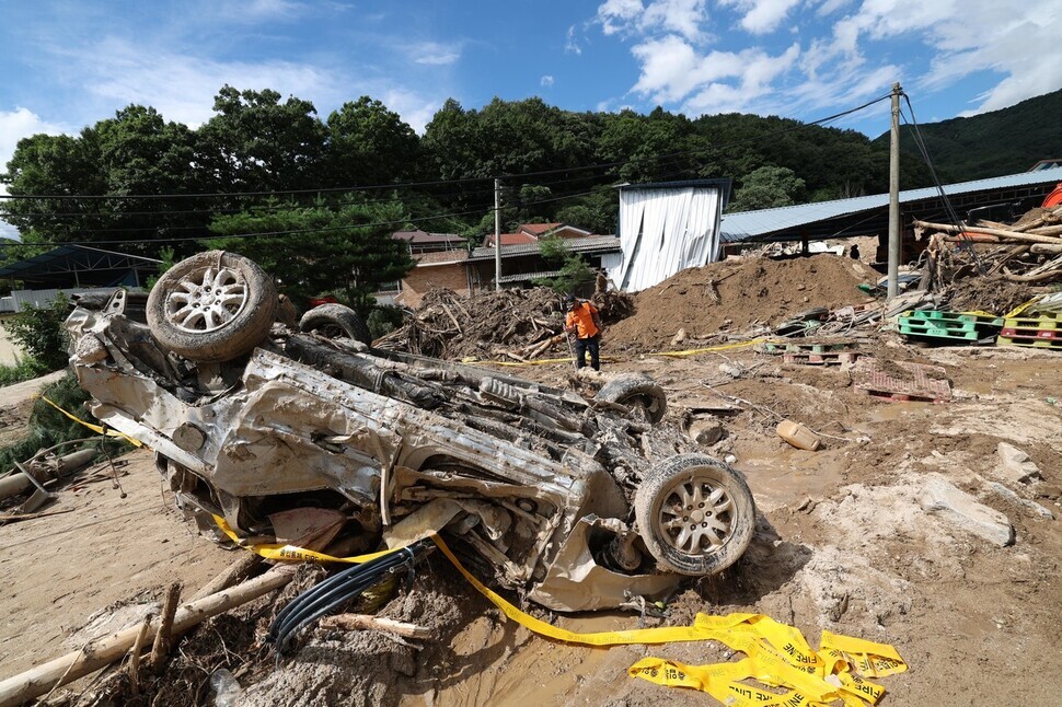 The aftermath of a landslide in the Beolbang rural village of Yecheon County in North Gyeongsang Province on July 17. (Kang Chang-kwang/The Hankyoreh)