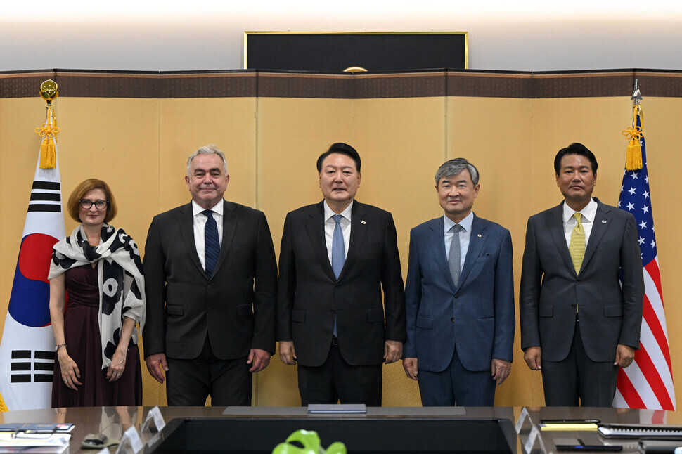 President Yoon Suk-yeol of South Korea (center) stands with Cara Abercrombie, White House National Security Council coordinator for defense policy and arms; Kurt Campbell, coordinator for Indo-Pacific affairs at the White House National Security Council; South Korean Nationals Security Office Director Cho Tae-yong; and Kim Tae-hyo, the first deputy director of the South Korean National Security Office ahead of the first meeting of the South Korea-US Nuclear Consultative Group held in Seoul on July 18. (courtesy of the presidential office)