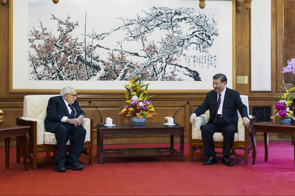 시진핑 중국 국가주석(오른쪽)이 2023년 7월20일 베이징의 댜오위타이 국빈관에서 헨리 키신저 전 미국 국무장관을 만나 얘기를 나누고 있다. 연합뉴스