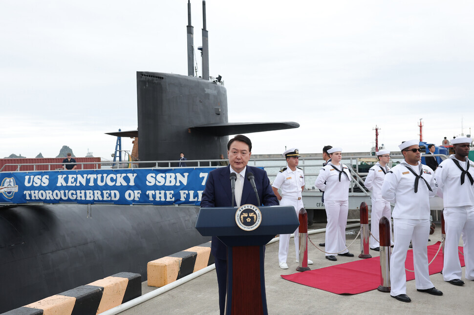 President Yoon Suk-yeol speaks at a naval base in Busan on July 19 against the backdrop of the USS Kentucky (SSBN-737), a nuclear-capable American sub that arrived in the southern city. (presidential office pool photo)