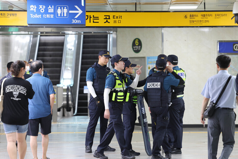 Police patrol Ori Station in Seongnam on Aug. 4 after a post went up online threatening a copycat attack following a stabbing spree at Seohyeon Station on Aug. 3. (Baek So-ah/The Hankyoreh)