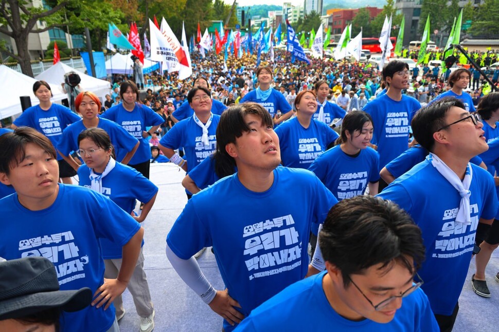 8·15자주통일선봉대 소속 청년 학생들이 2023년 8월12일 서울 광화문 앞에서 열린 8·15범국민대회에서 무대에 올라 &lt;우리는 가지요&gt;란 노래에 맞춰 율동을 하고 있다.