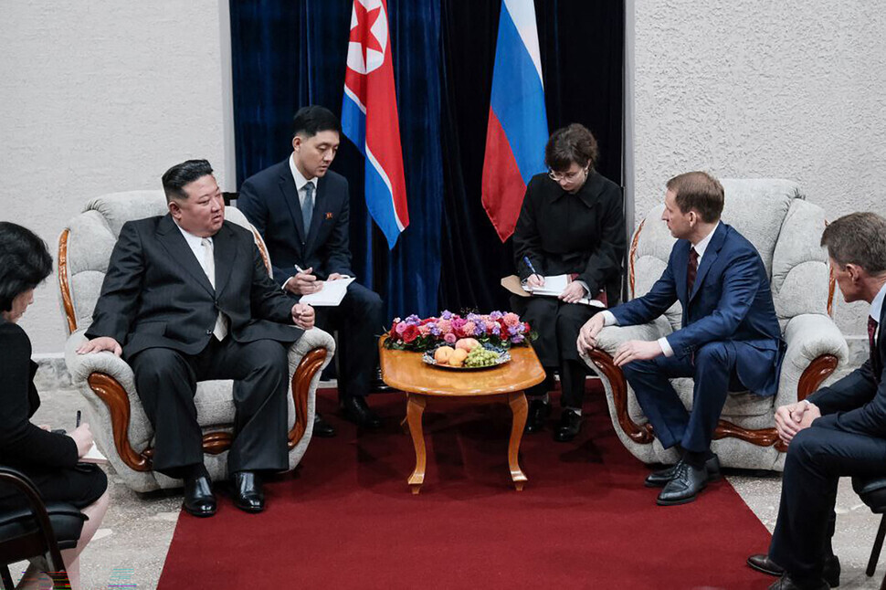 North Korean leader Kim Jong-un speaks with Russian Environmental Minister Alexander Kozlov in the Russian border city of Khasan on Sept. 12. (courtesy of the Russian Ministry of Natural Resources and Environment/AFP/Yonhap)
