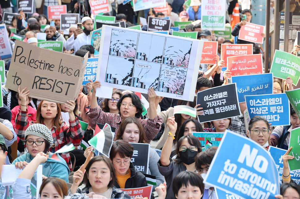Koreans, Palestinians living in Korea, and others rally for Palestine and against a ground invasion of Gaza by Israel in Seoul’s Itaewon neighborhood on Oct. 15. (Kim Hye-yun/The Hankyoreh)