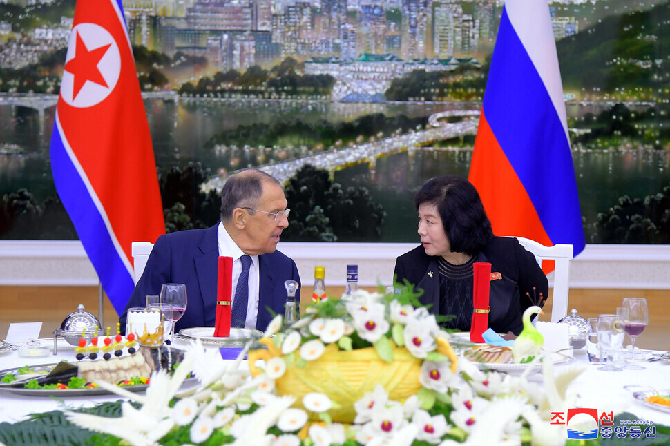 Russian Foreign Minister Sergei Lavrov speaks with North Korean Foreign Minister Choe Son-hui at a banquet for the former to mark his visit to North Korea on Oct. 18. (KCNA/Yonhap)