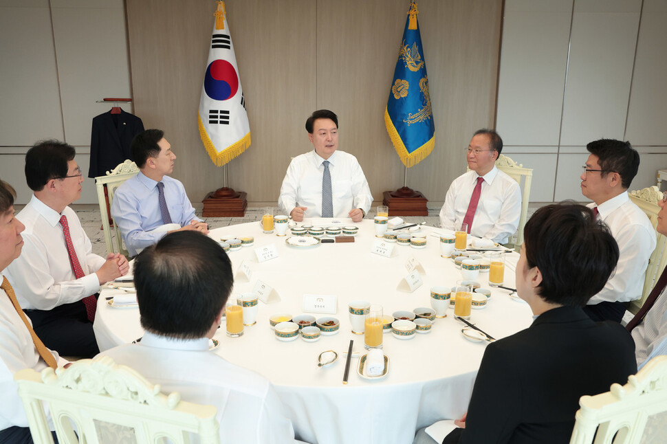 윤석열 대통령과 국민의힘 김기현 대표, 윤재옥 원내대표, 이만희 새 사무총장, 유의동 새 정책위의장 등 `당 4역'이 2023년 10월 18일 용산 대통령실에서 점심을 함께 들었다. 대통령실 제공