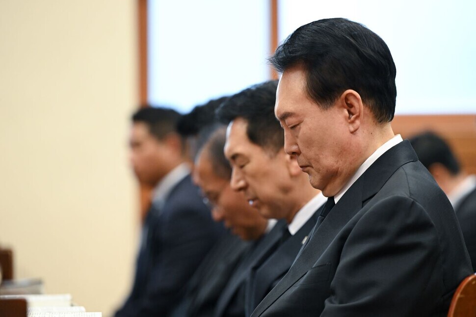 On Oct. 29, President Yoon Suk-yeol prays during a memorial sermon on the one-year anniversary of the deadly crowd crush in Itaewon held at the Youngahm Presbyterian Church in Seoul. Yoon was joined by People Power Party leader Kim Gi-hyeon, PPP floor leader Yoon Jae-ok, Finance Minister Choo Kyung-ho, and Interior Minister Lee Sang-min. (courtesy of the presidential office)