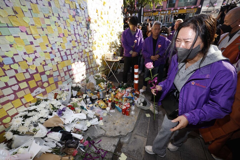 Family of those who died in the crowd crush in Itaewon on Halloween weekend in 2022, lay flowers at a memorial on the “Oct. 29 Memorial Alley” on Oct. 29, 2023. (pool photo) Caption 2-2: A mass public memorial rally for victims of the Itaewon crowd crush fills Seoul Plaza on Oct. 29, the one-year anniversary of the tragedy. (pool photo)