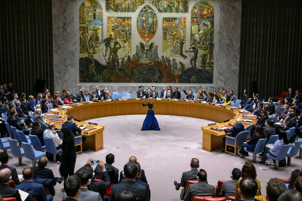 15일 유엔 안전보장이사회 대표들이 미국 뉴욕 유엔본부에서 결의안에 대한 찬반 투표를 하고 있다. 신화 연합뉴스